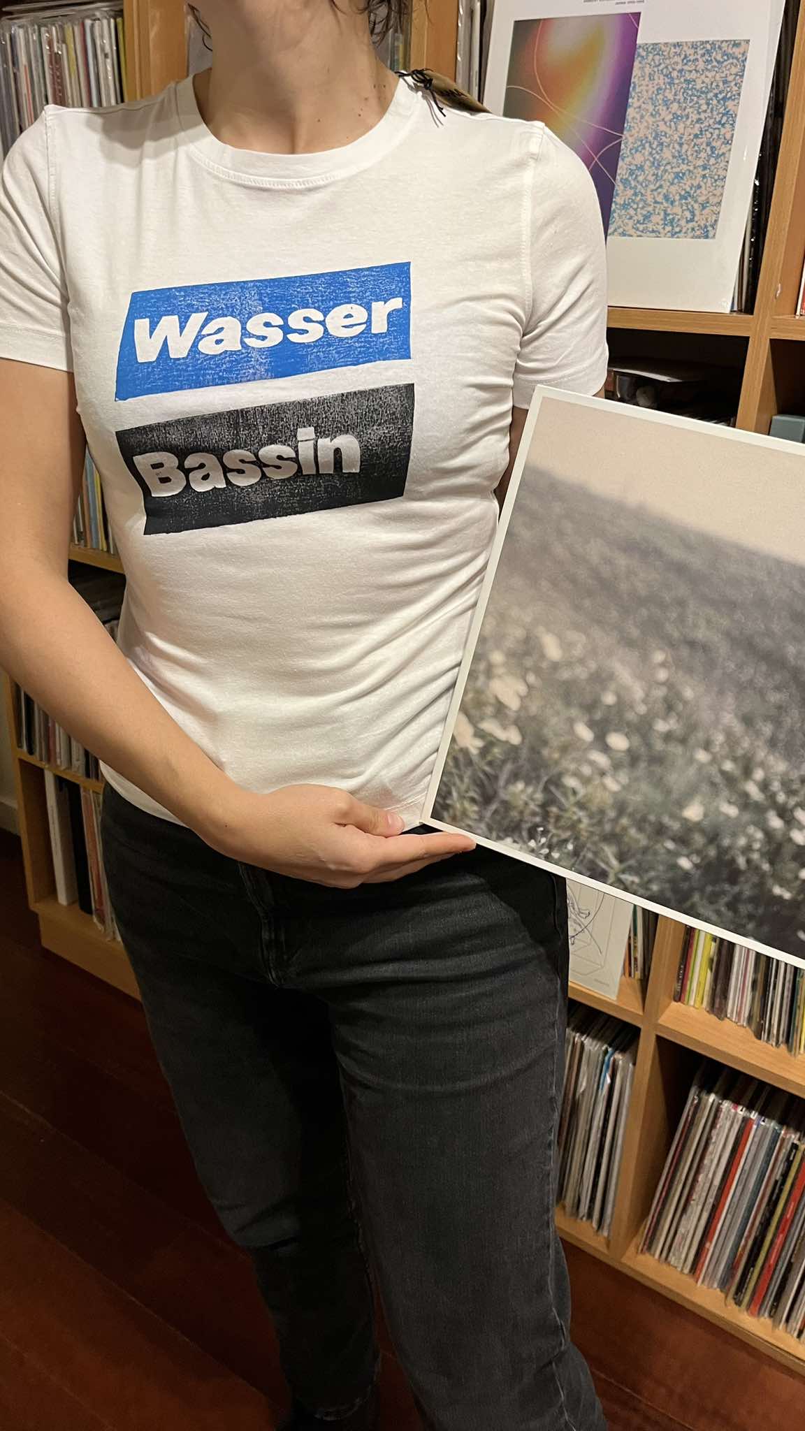 Wasser Bassin Logo - T-shirt (Blue/Red) - Image 4