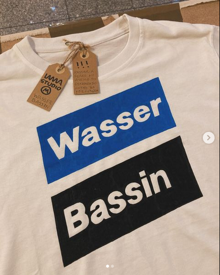 Wasser Bassin Logo - T-shirt (Blue/Red) - Image 6